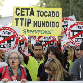 Imagen de la manifestación contra los acuerdos de libre comercio con Canadá (CETA) y EEUU (TTIP) el pasado fin de semana en Madrid. EFE/Víctor Lerena