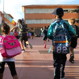  Varios niños a su llegada al colegio CEIP Hernán Cortés durante el primer día de comienzo del curso escolar. — Marta Fernández / Europa Press