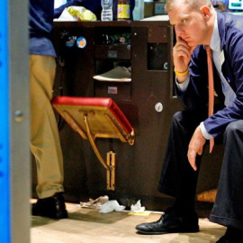 Imagen de archivo que muestra a un corredor de bolsa mientras se sienta en el edificio de la Bolsa de Nueva York tras la caída de Lehman Brothers. (EFE)
