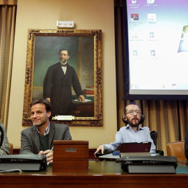 Jaume Asens (2i) y Pablo Echenique (2d) presiden la reunión del Grupo Parlamentario Confederal de Unidas Podemos, En Comu Podem y Galicia en Común en el Congreso de los Diputados en Madrid. EFE/ David Fernández