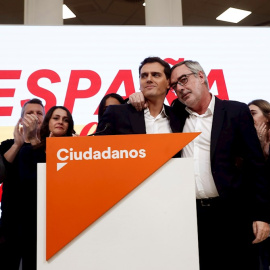 El líder de Ciudadanos, Albert Rivera (c), y el secretario general, José Manuel Villegas (2-d), durante la valoración de las elecciones del 10-N. EFE/Mariscal