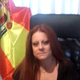  Esmeralda Pastor Estrada, junto a la bandera franquista, en una foto publicada en su perfil de Facebook en agosto de 2021.