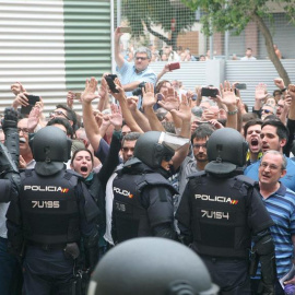 Agentes de la policía nacional forman un cordón policial en el exterior del IES Tarragona. Las cargas policiales ante los colegios electorales y el insólito modo de votación están marcando la jornada del 1-O en Catalunya. EFE/Jaume Sellart