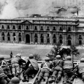 La sede del presidente chileno Salvador Allende La Moneda ardiendo tras el bombardeo liderado por Pinochet el 11 de septiembre de 1973. / Imagen de archivo