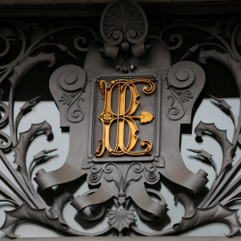 El emblema del Banco de España, en una de sus entradas de su sede central en el centro de Madrid.  REUTERS/Juan Medina