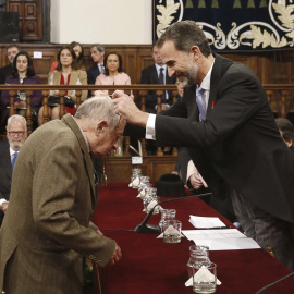 Juan Goytisolo recibiendo el Premio Cervantes en 2015 / EFE