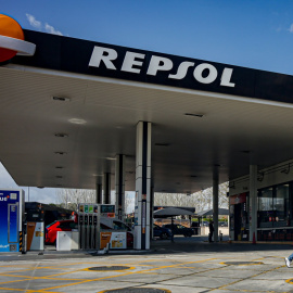 Un joven con máscarilla pasa por delante de una estación de servicio de Repsol en Madrid. E.P.