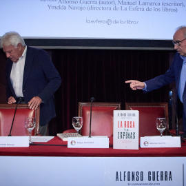 El expresidente del Gobierno, Felipe González (i), y el exvicepresidente del Gobierno, Alfonso Guerra (d), durante la presentación de su nueva obra 'La rosa y las espinas'. -JESÚS HELLÍN / Europa Press