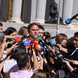 El presidente de Esquerra Republicana, Oriol Junqueras, ofrece declaraciones a los medios tras mantener una reunión de trabajo con los grupos parlamentarios de su partido. -FERNANDO SÁNCHEZ / Europa Press