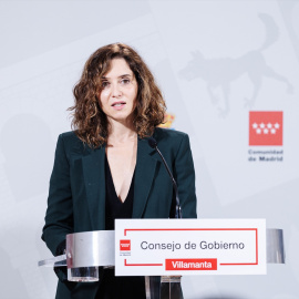  La presidenta de la Comunidad de Madrid, Isabel Díaz Ayuso, durante una rueda de prensa tras el Consejo de Gobierno de la Comunidad de Madrid, en el Ayuntamiento de Villamanta. -CARLOS LUJÁN / Europa Pess