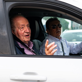 El rey Juan Carlos saluda a su salida en coche de casa de Pedro Campos hacia el aeropuerto de Vigo, a 2 de octubre de 2023, en Sanxenxo, Pontevedra, Galicia (España). (Foto de Archivo). -ELENA FERNÁNDEZ / Europa Press