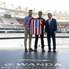 El actor Tom Cruise posando esta semana en el futuro estadio Wanda Metropolitano junto a Enrique Cerezo y Saúl Ñíguez. /EFE