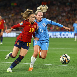 La futbolista de la selección española femenina Olga Carmona disputa un balón con la jugadora de la selecciíon inglesa Lauren Hemp en la final de la Copa del Mundo, en Sidney. REUTERS/Carl Recine