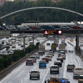 Carteles de precaución por balsas de aguas en la M-30 de Madrid. EFE/ Sergio Pérez