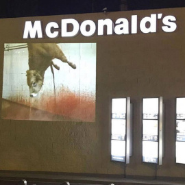 La fachada del McDonald's de Majadahonda en la que se proyectaron imágenes de un matadero. IA