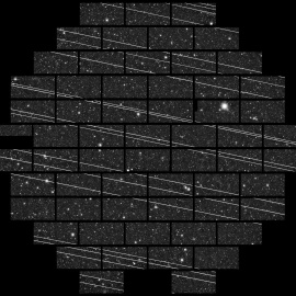 Las rayas claras son rastros de satélites de Starlink en una imagen con exposición tomada en noviembre de 2019 desde un telescopio de Cerro Tololo (Chile). /NSF