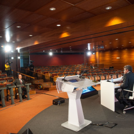 Imagen de la presentación virtual de resultados del Banco Santander en el primer trimestre de 2020. En la mesa blanca, José Antonio Alvarez, consejero delegado, y a su derecha José Antonio García Cantera, consejero director financiero.