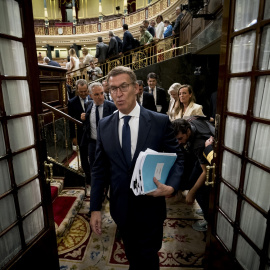 El líder del PP y candidato a la Presidencia del Gobierno, Alberto Núñez Feijóo, a su salida de la primera sesión del debate de investidura. -A. PÉREZ MECA / Europa Press