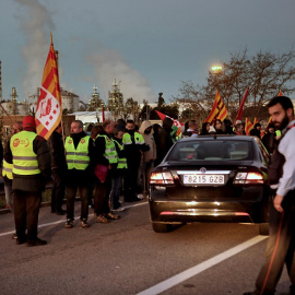 19/02/2020.- Un piquete informativo en la entrada del Polígono Petroquímico Norte de Tarragona durante la jornada de huelga para exigir más seguridad y menos precariedad. EFE/Jaume Sanjuan