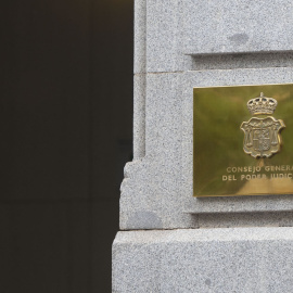 Placa en la entrada de la sede del Consejo General del Poder Judicial (CGPJ), en Madrid. EUROPA PRESS/Alberto Ortega