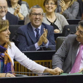 Susana Díaz en el Parlamento andaluz junto al que fuera vicepresidente de la Junta, Diego Valderas. EFE