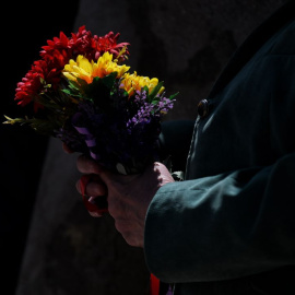 Una mujer con un ramo de flores con los colores de la bandera de la República en una imagen de archivo. Fernando Sánchez / EUROPA PRESS