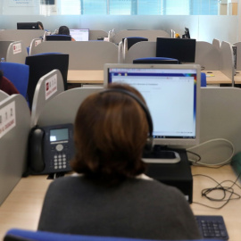 Una teleoperadora atiende por teléfono en la sede del servicio de información (Foto de Archivo). -ISABEL INFANTES / Europa Press