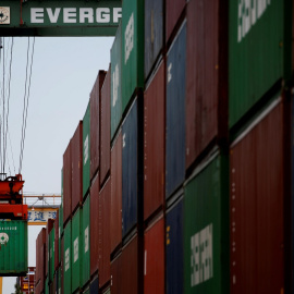 Contenedores en el puerto industrial de Tokio. REUTERS/Kim Kyung-Hoon