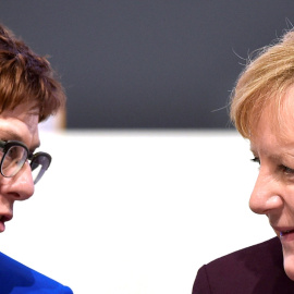 Angela Merkel junto a Annegret Kramp-Karrenbauer. REUTERS/Matthias Rietschel/File Photo