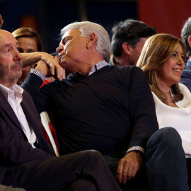 Felipe González le besa la mano a un militante durante la presentación de la candidatura de Susana Díaz para liderar el PSOE. REUTERS