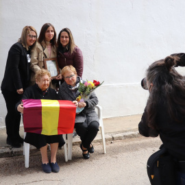 Familiares de víctimas del franquismo muestran los recuerdos que les quedan de los enterrados en la fosa del cementerio de Paterna. FOTO: CARLOS CONGA