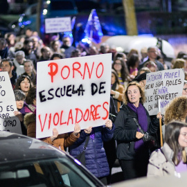 Cientos de personas protestan con carteles durante el 8M en Guadalajara, Castilla La-Mancha (España). Rafael Martín / Europa Press