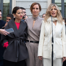 La vicepresidenta segunda, Yolanda Díaz, atiende a medios junto a las ministras Sira Rego y Mónica García a su llegada al acto de homenaje a la Constitución, en el Congreso, a 6 de diciembre de 2023. - ALBERTO ORTEGA / EUROPA PRESS