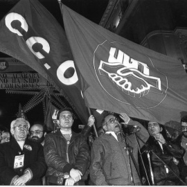 Foto del 16 de diciembre de 1988, de Nicolás Redondo, entonces secretario general de UGT, dirigiendose a los manifestantes desde un estrado al término de la marcha de protesta celebrada dos días después de la huelga general del 14-D. EFE