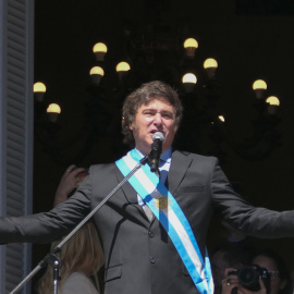 El presidente argentino Javier Milei en el balcón de la Casa Rosada saludando sus simpatizantes. EFE/ Enrique García Medina