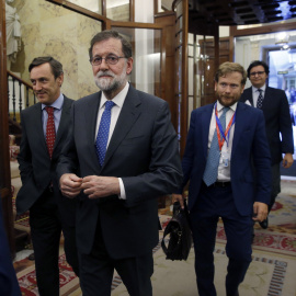 El presidente del Gobierno, Mariano Rajoy (c), acompañado del portavoz del PP, Rafael Hernando (i), tras la aprobación  del proyecto de Presupuestos para 2017. EFE/Kiko Huesca