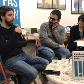 Sergi Picazo, Roger Palà i Montse Santolino durant la presentació del llibre 'Catalunya: un moment crític'. @edu_palo