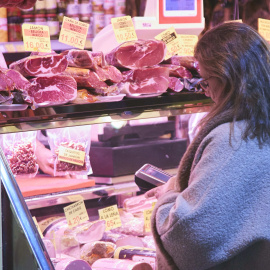  Una señora paga con un datáfono las compras en los Mercados de Abastos antes de la Navidad. Joaquin Corchero / Europa Press