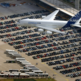 El avión de pasajeros Airbus A380 vuela sobre la planta de la empresa en Hamburgo. / REUTERS