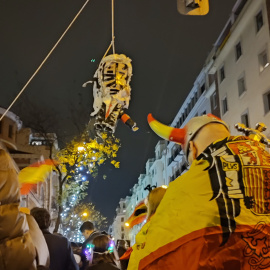  Los presentadores de las uvas cerca de la sede del PSOE en Madrid, donde se concentró un grupo de ultraderechistas para recibir el 2024 insultando al presidente del Gobierno. Israel Merino