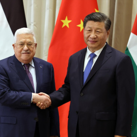  El presidente palestino, Mahmoud Abbas, le da la mano al presidente chino, Xi Jinping, durante su reunión al margen de la primera cumbre árabe-china en Riad.- Thaer Ganaim/APA Images