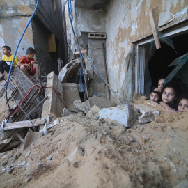 Niños en los restos de edificios destruidos por los ataques aéreos israelíes en la ciudad del sur de la Franja de Gaza. -WANG DONGZHEN / Europa Press