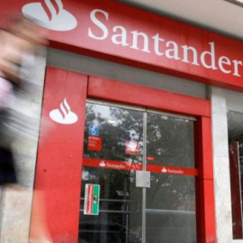 Imagen de una sucursal de Banco Santander, que explorará un ERE tras la integración de Banco Popular / EFE