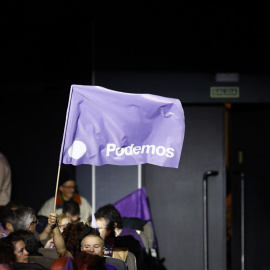  Un asistente ondea una bandera del partido durante el acto "Ahora más que nunca", con el que la formación inicia una nueva etapa política tras la ruptura con Sumar. EFE/ Rodrigo Jiménez