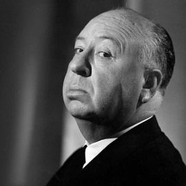 El director de cine británico Alfred Hitchcock .