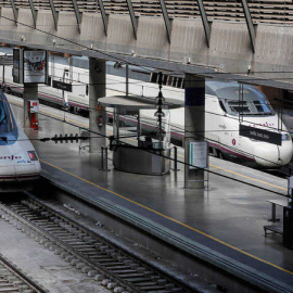 Trenes AVE en la estación de Santa Justa de Sevilla. EFE/José Manuel Vidal