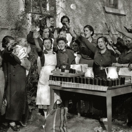 Reparto de comida por mujeres de la Sección Femenina en Guipúzcoa en 1937.- FONDO MARÍN-KUTXA FOTOTEKA