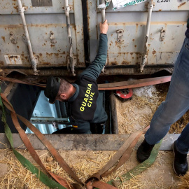 Un miembro de la Guardia Civil entra en la fábrica subterránea de tabaco en Málaga./ Daniel Peréz (EFE)