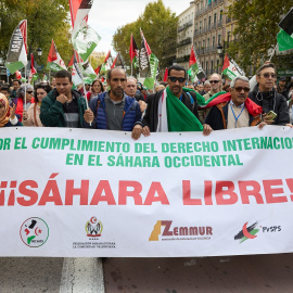 Decenas de personas durante una manifestación en apoyo al Sahara Occidental, desde Atocha a la plaza de Jacinto Benavente, a 11 de noviembre de 2023, en Madrid (España).- Jesús Hellín / Europa Press