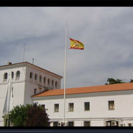 La bandera ondea a media asta en el cuartel de artillería de Fuencarral.- ATLAS